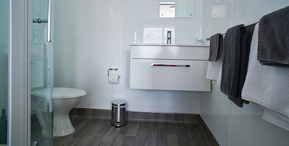 Queen Studio Units bathroom