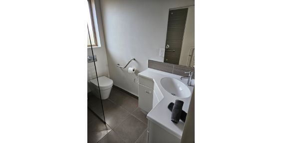 Luxury 3-Bedroom House bathroom #1