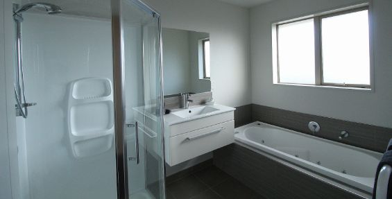 Luxury 3-Bedroom House bathroom #2